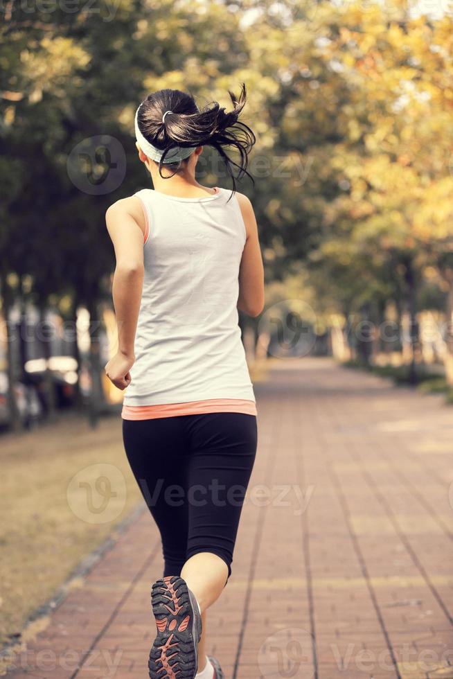 Fitness femme matin exercice jogging au parc photo