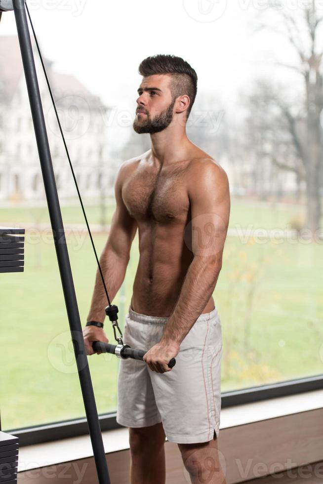 athlète masculin, faire de l'exercice de poids lourd pour les triceps photo