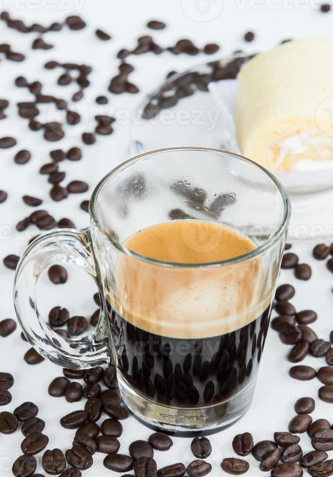 expresso chaud et gâteau roulé moelleux. photo