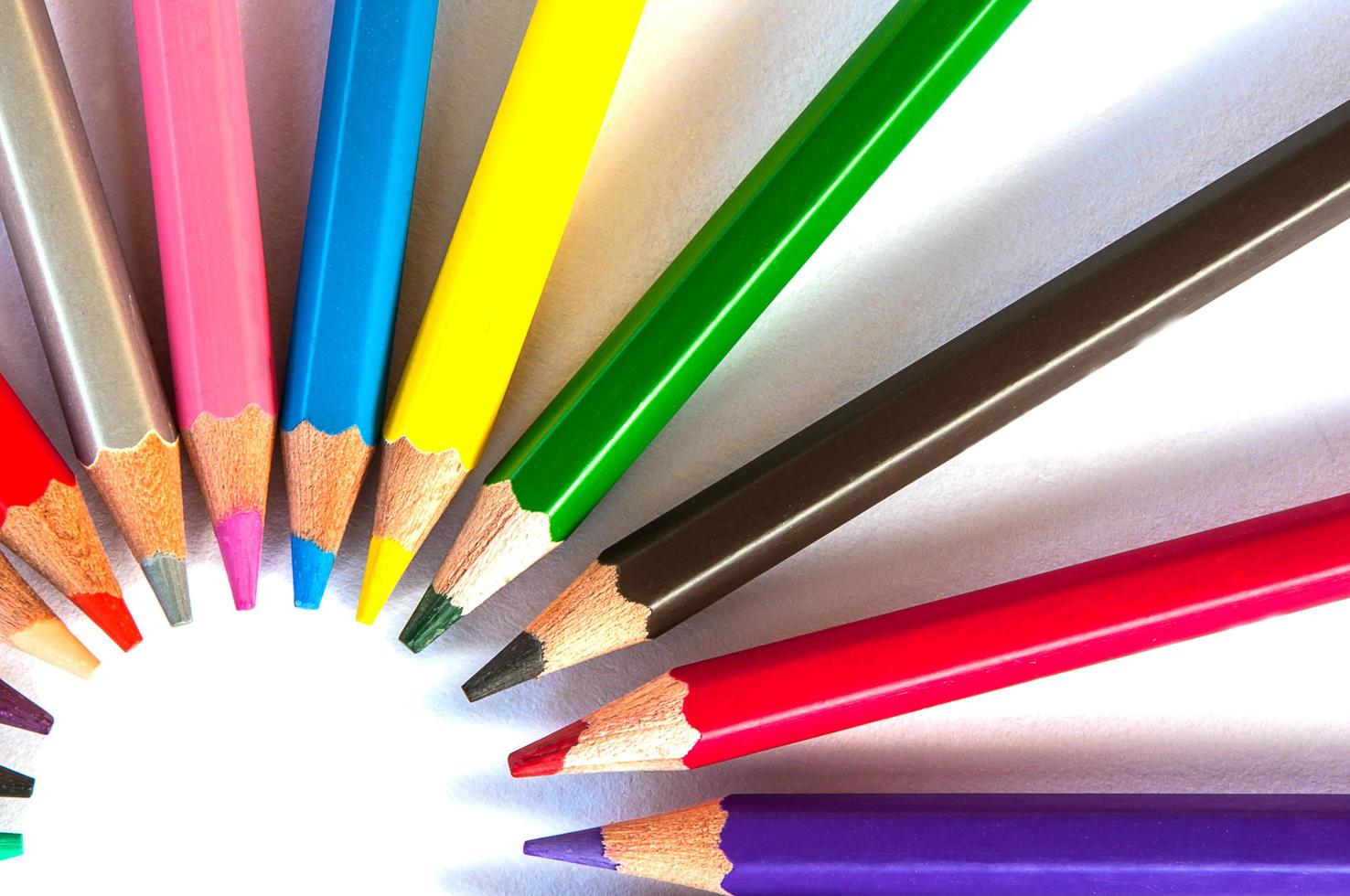 crayons de couleur isolés sur fond blanc photo