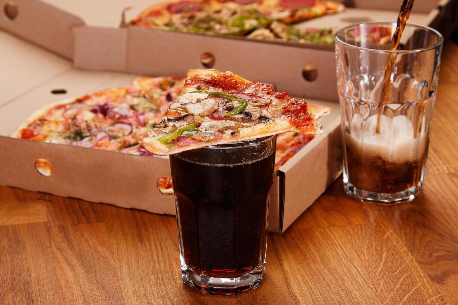 verre de coca et pizza photo