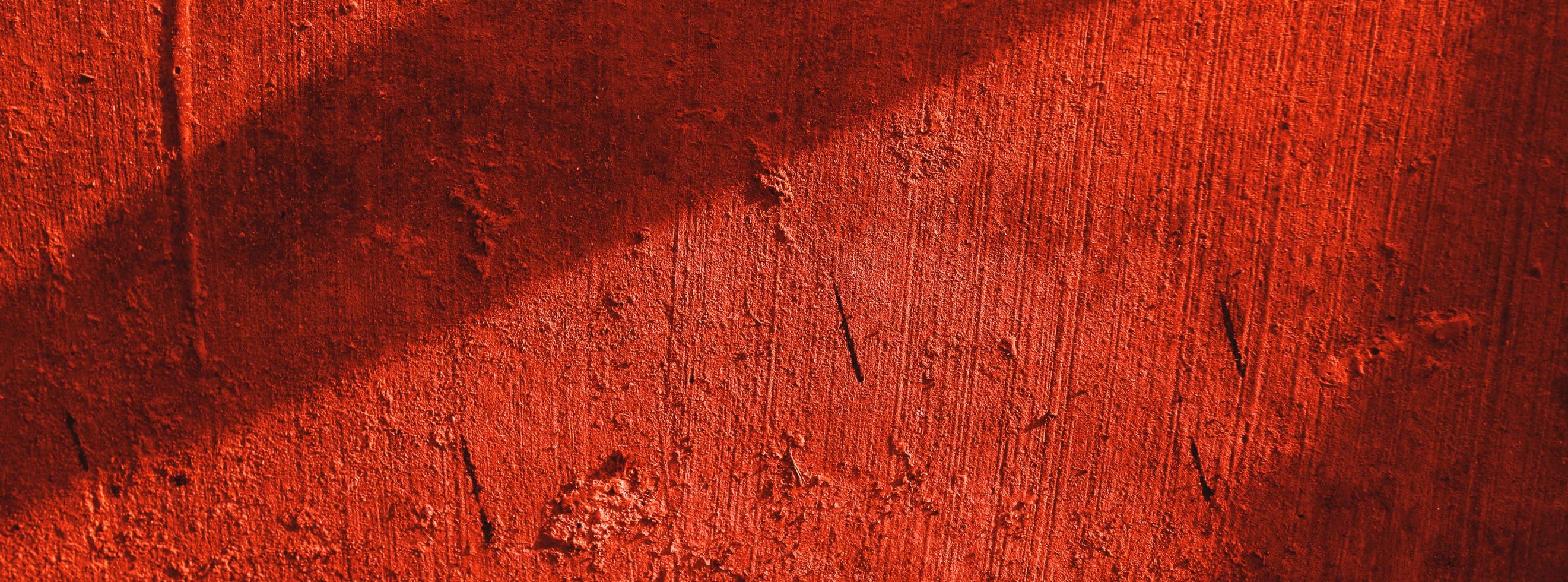 mur rouge. fond effrayant. mur de béton plâtré fond de rayures rouges. texture grunge. photo