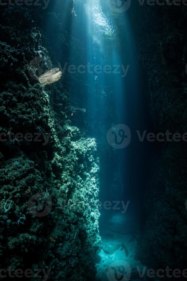 la lumière du soleil tombant dans la grotte sous-marine photo