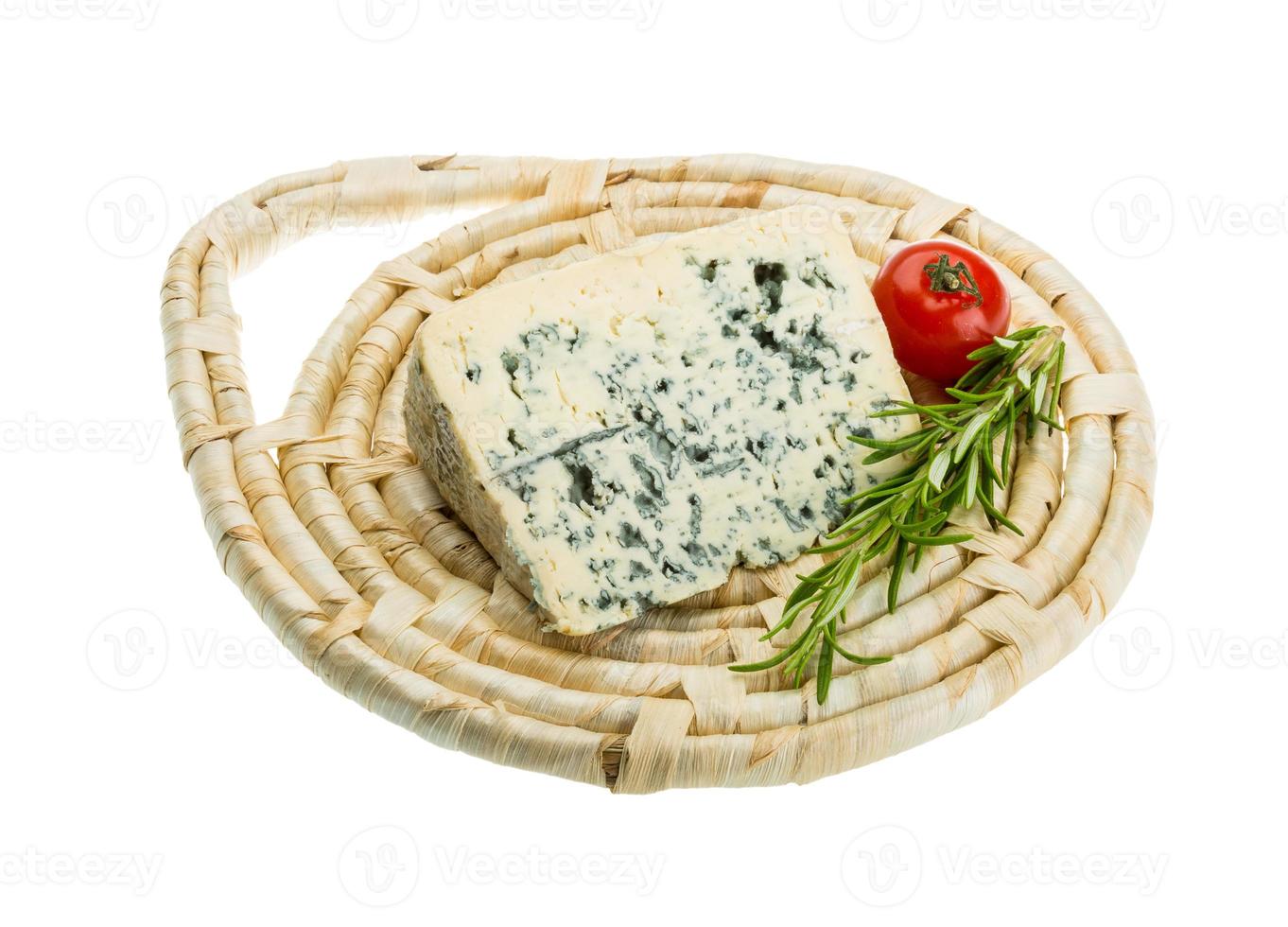 Fromage bleu à bord isolé sur fond blanc photo
