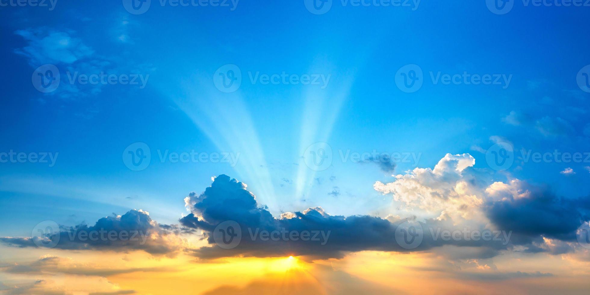 ciel coucher de soleil avec des nuages au crépuscule photo