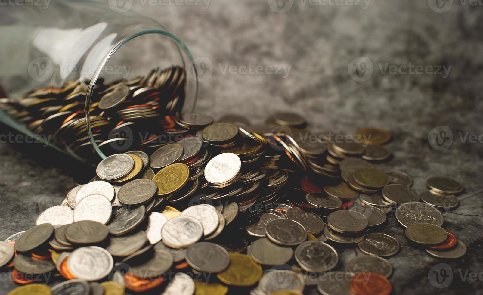 pièces d'argent, beaucoup d'économies dans un bocal en verre, photo en gros plan du concept d'économie d'argent