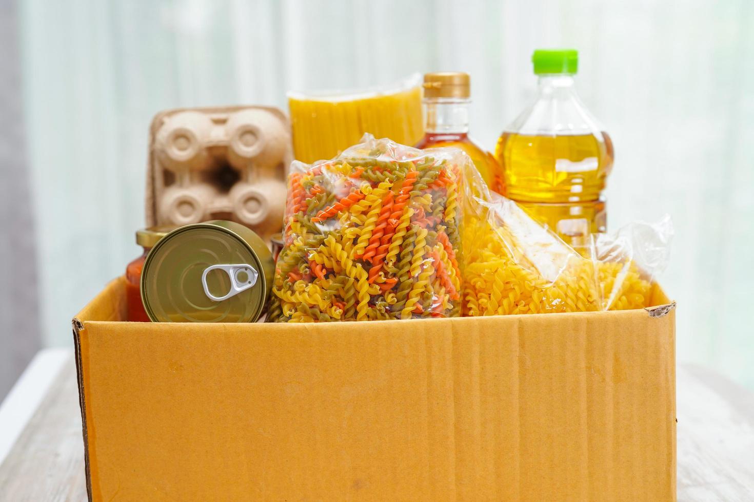 denrées alimentaires dans une boîte de dons pour bénévoles. photo