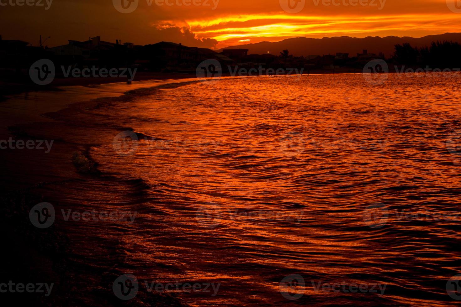 belle plage de coucher du soleil au sud du brésil photo