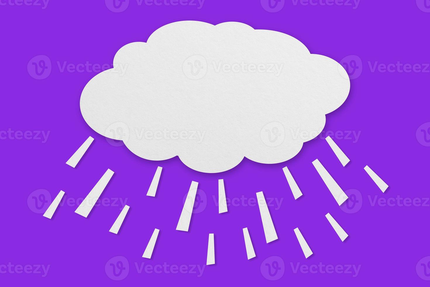 nuage et papier de pluie papier blanc coupé ballon de discours de papier de pâte sur fond violet. photo