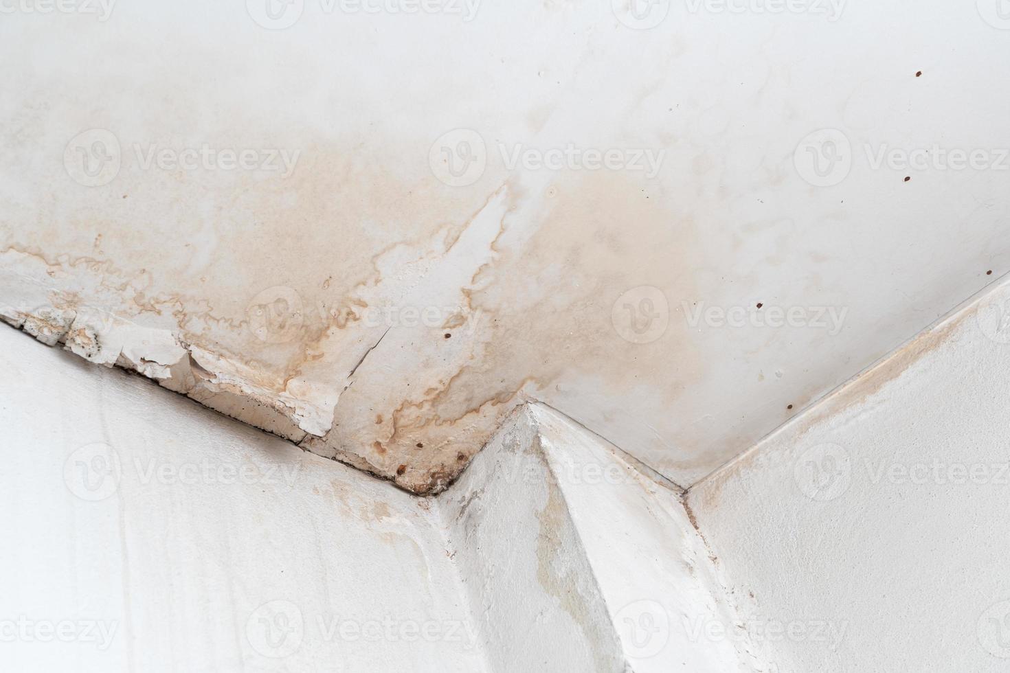 toit de plafond endommagé par l'eau dans une vieille maison. intérieur du bâtiment endommagé par l'eau. plafond maison cassé. fissure de béton au plafond et exposé le cadre de la barre d'acier rouillée. photo