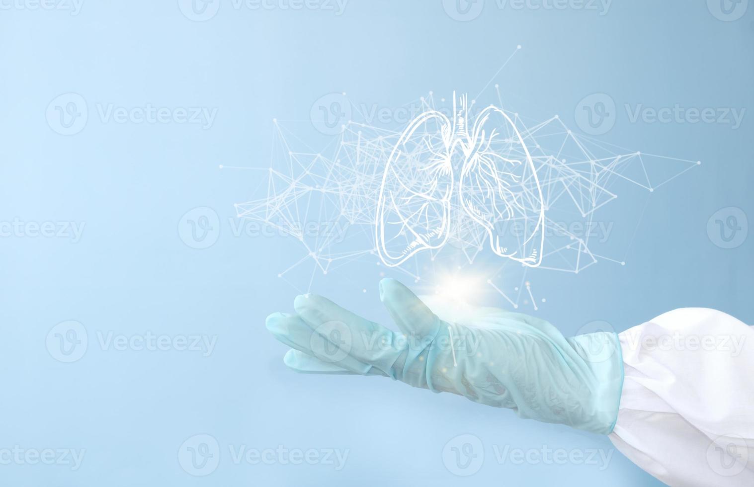 le médecin examine l'hologramme des poumons, vérifie les résultats du test sur l'interface virtuelle et analyse les données. pneumonie, don, médecine du futur, service hospitalier de santé photo