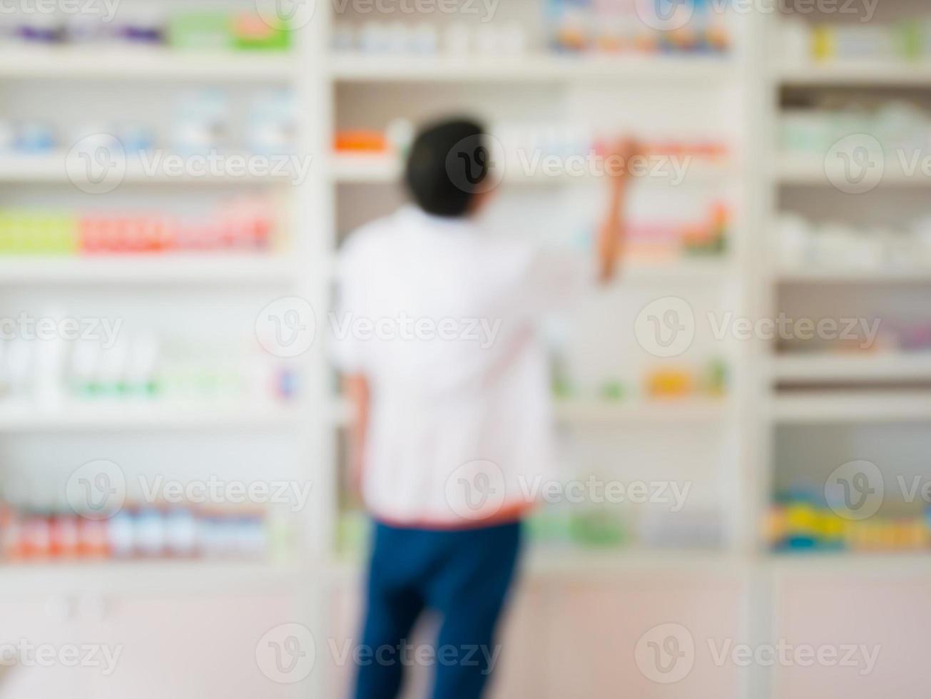 image floue du pharmacien travaillant dans la pharmacie photo