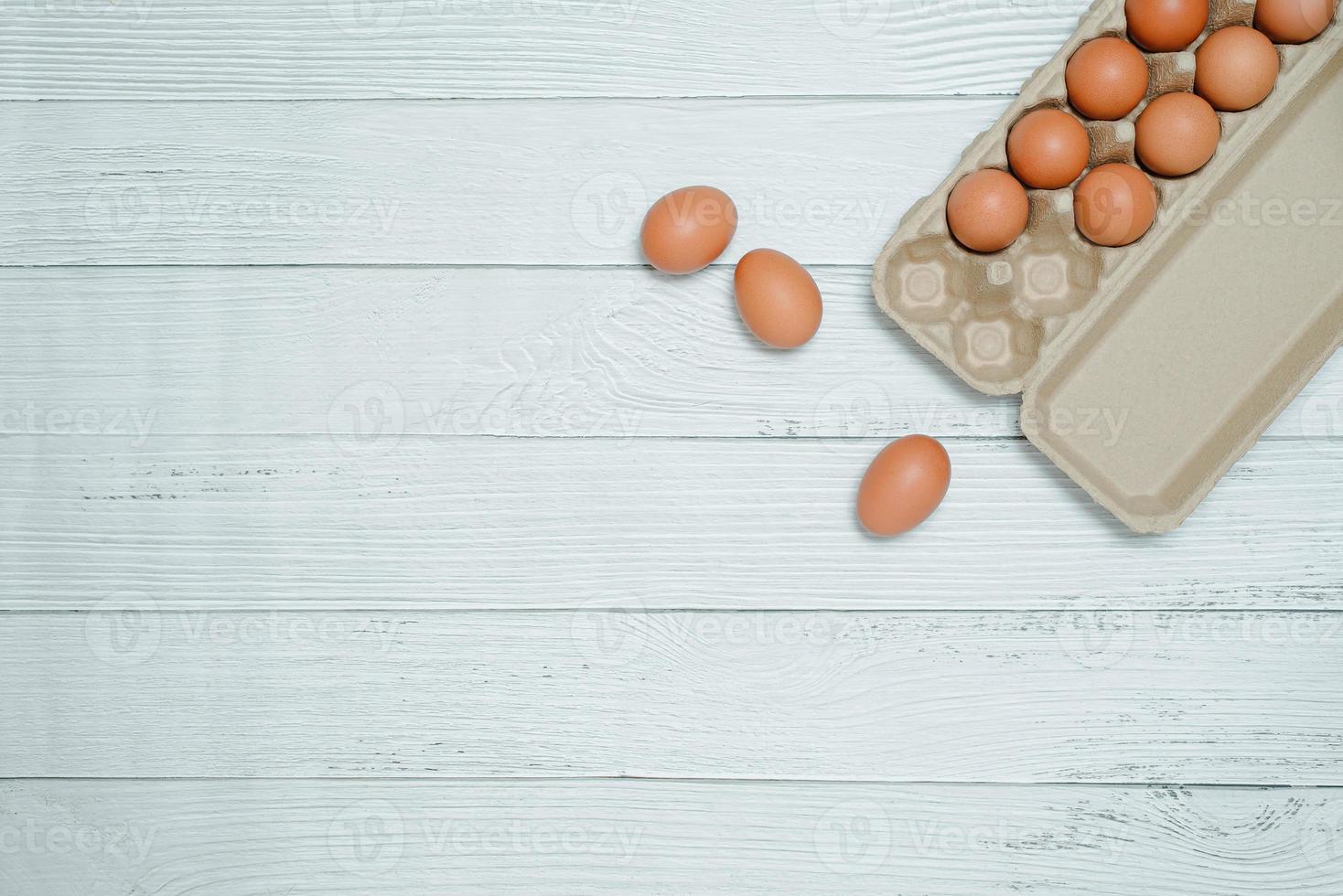 panneau d'oeufs sur un plancher en bois blanc photo