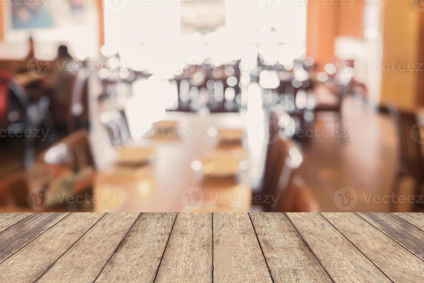 table de restaurant arrière-plan flou défocalisé avec lumière bokeh photo