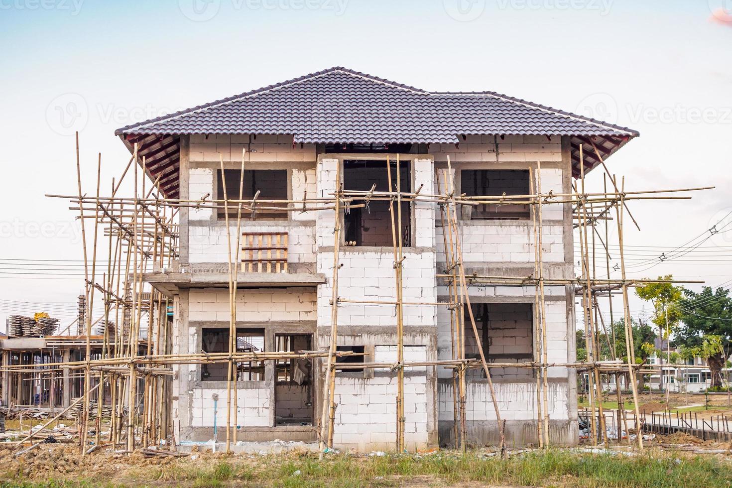 construction d'une nouvelle maison résidentielle en cours sur le chantier photo