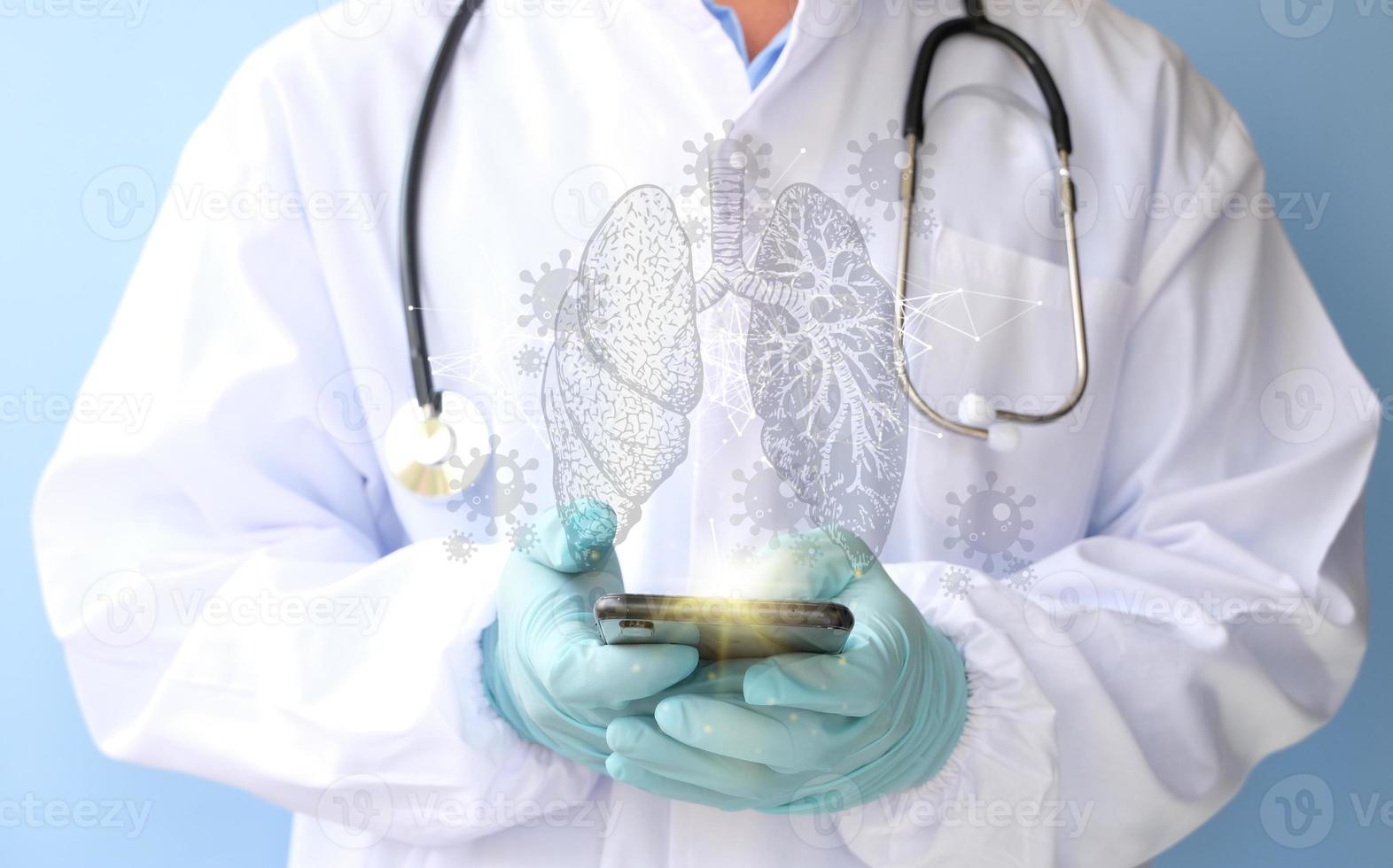 le médecin examine l'hologramme des poumons, vérifie les résultats du test sur l'interface virtuelle et analyse les données. pneumonie, don, médecine du futur, service hospitalier de santé photo