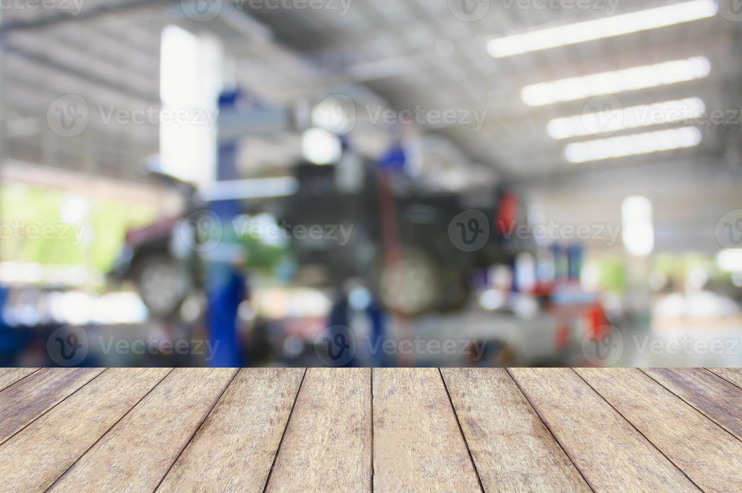 dessus de table en bois avec fond de garage flou photo