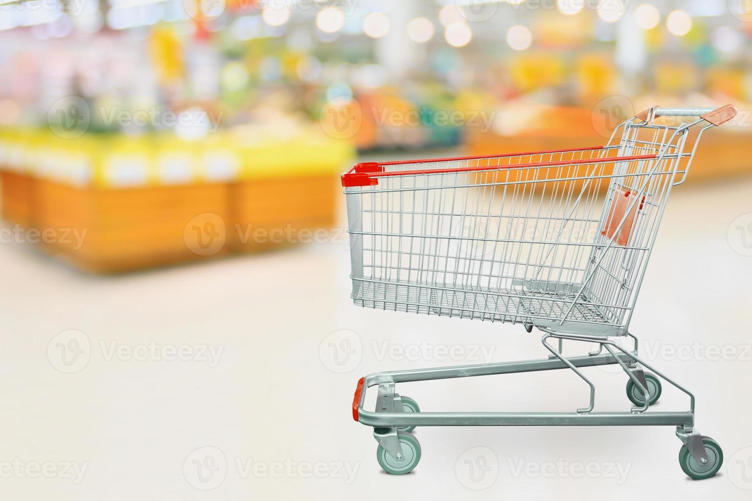 supermarché épicerie avec panier vide photo