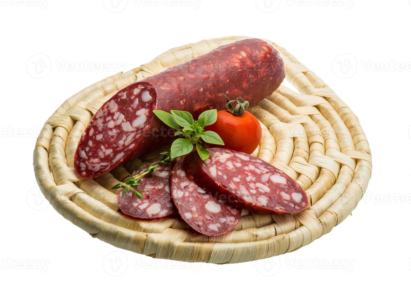 saucisses salami sur plaque de bois photo