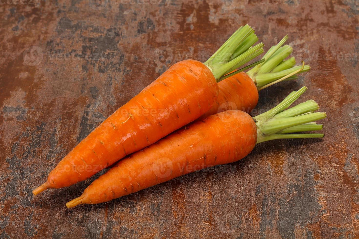 trois jeunes carottes mûres fraîches photo