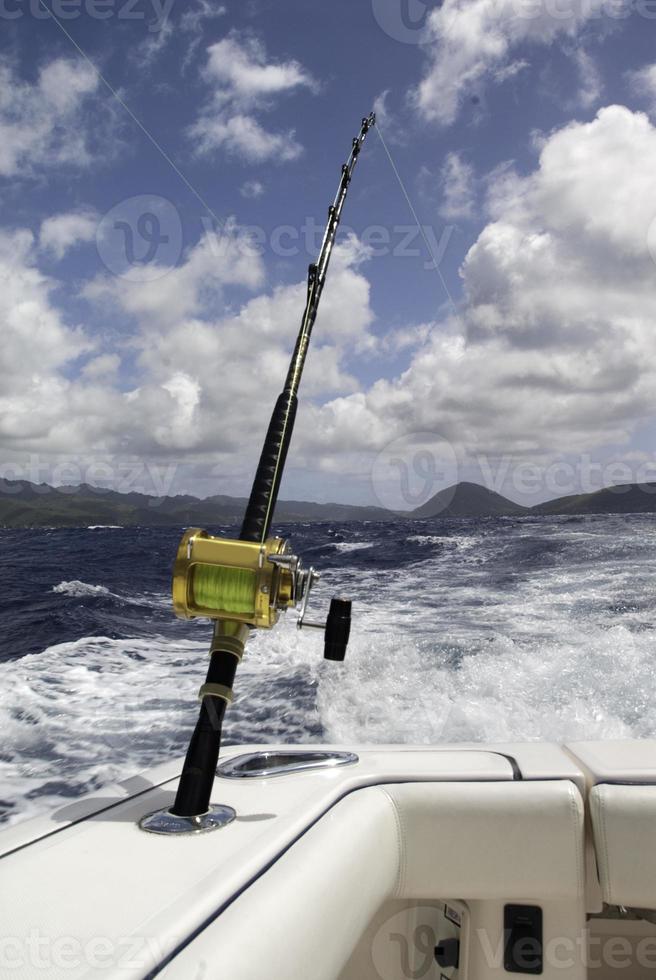 canne à pêche en haute mer sur bateau à hawaii photo