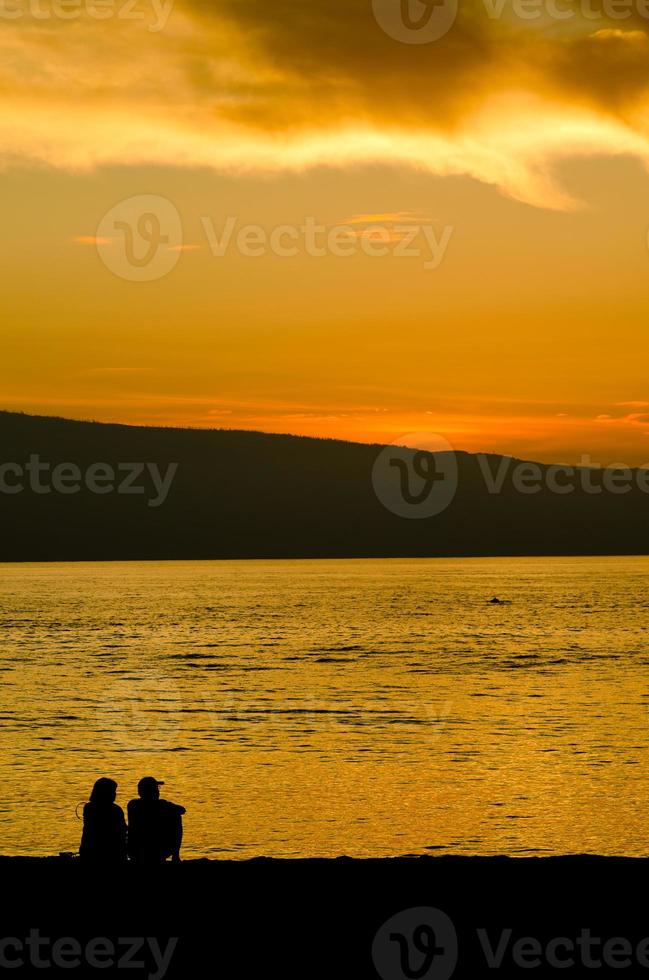 couple adulte en silhouette à la plage photo