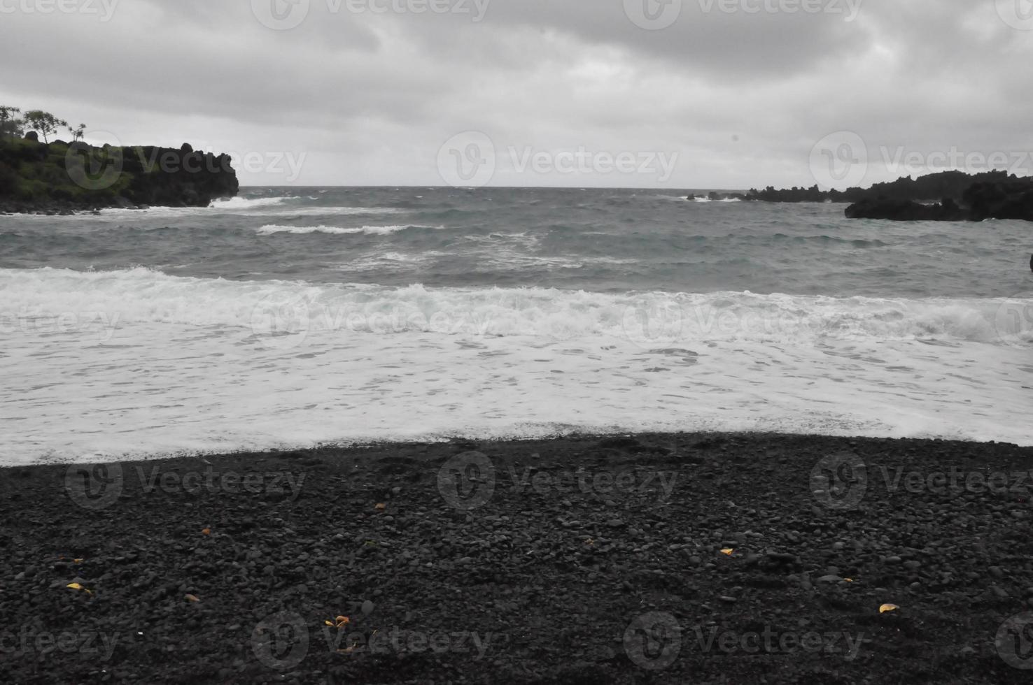 Plage de sable noir à Waianapanapa State Park à Maui, Hawaii photo