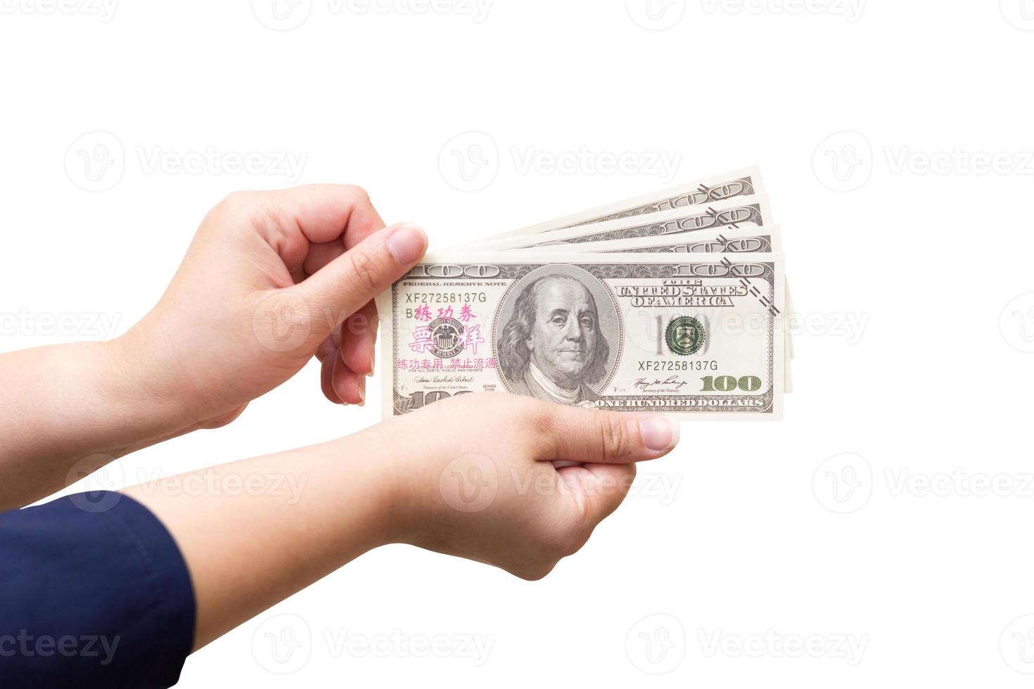 deux mains d'une femme adulte blanche dans une chemise bleue tiennent des billets de 4 cents dollars sur un fond isolé ou découpé avec un chemin de détourage. photo