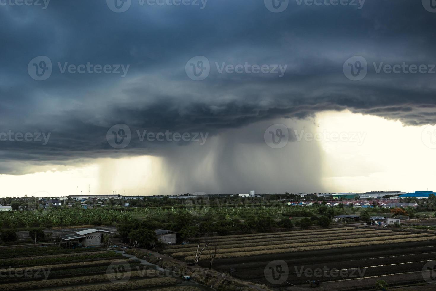 le ciel sombre avec de gros nuages convergents et un violent orage avant la pluie.ciel de mauvais temps. photo