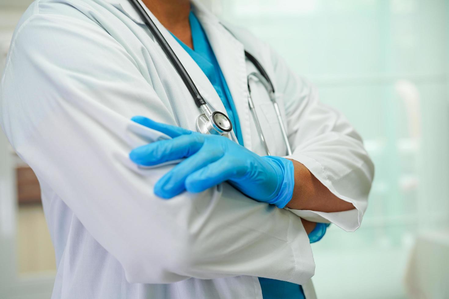 femme médecin asiatique tenant un coeur rouge pour la santé à l'hôpital. photo