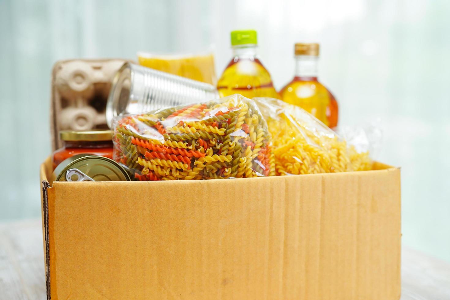 denrées alimentaires dans une boîte de dons pour bénévoles. photo