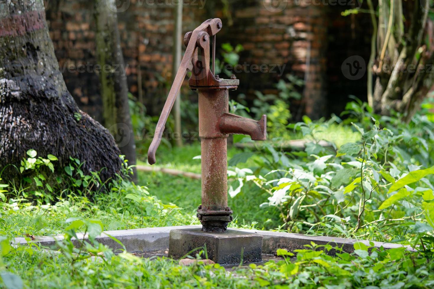 pompe à eau manuelle, rouillée et oubliée photo