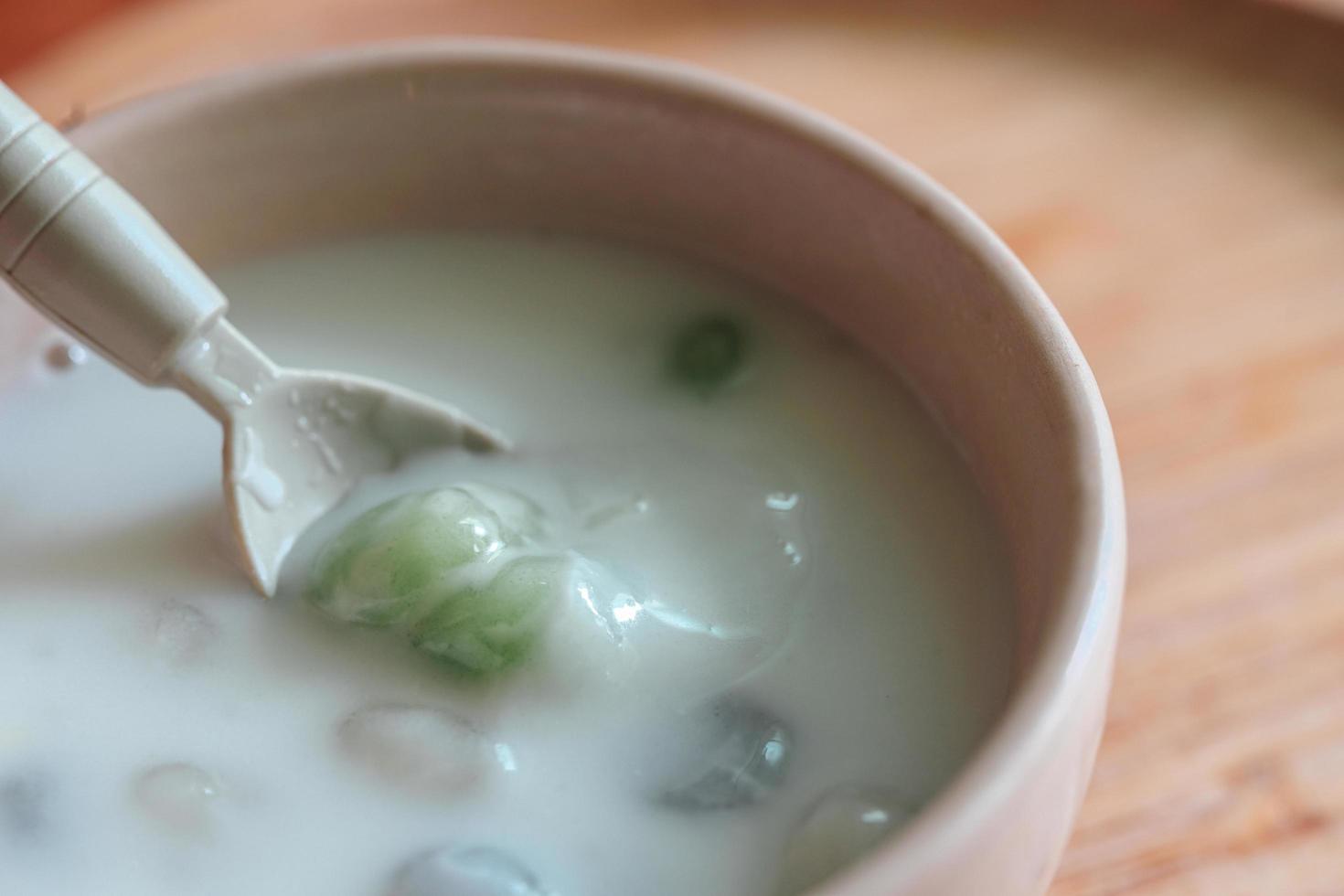 sucreries thaïlandaises avec de la farine de balle colorée. boulettes de riz gluant thaï dans un sirop crémeux au lait de coco. célèbre dessert thaïlandais bualoy photo