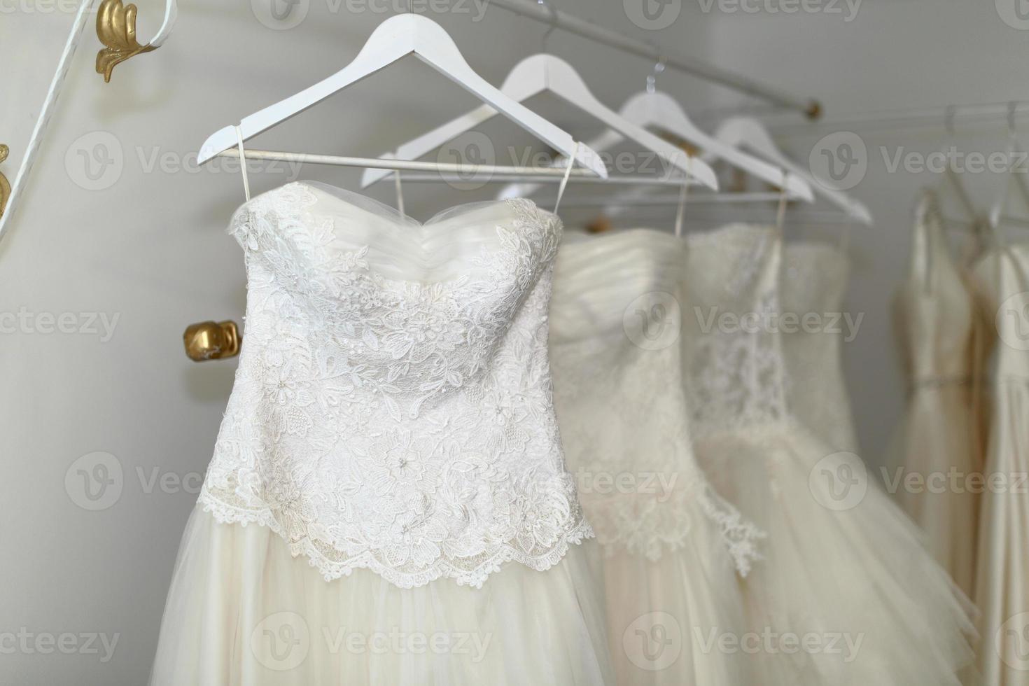 sélection de robe de mariée sur cintres photo