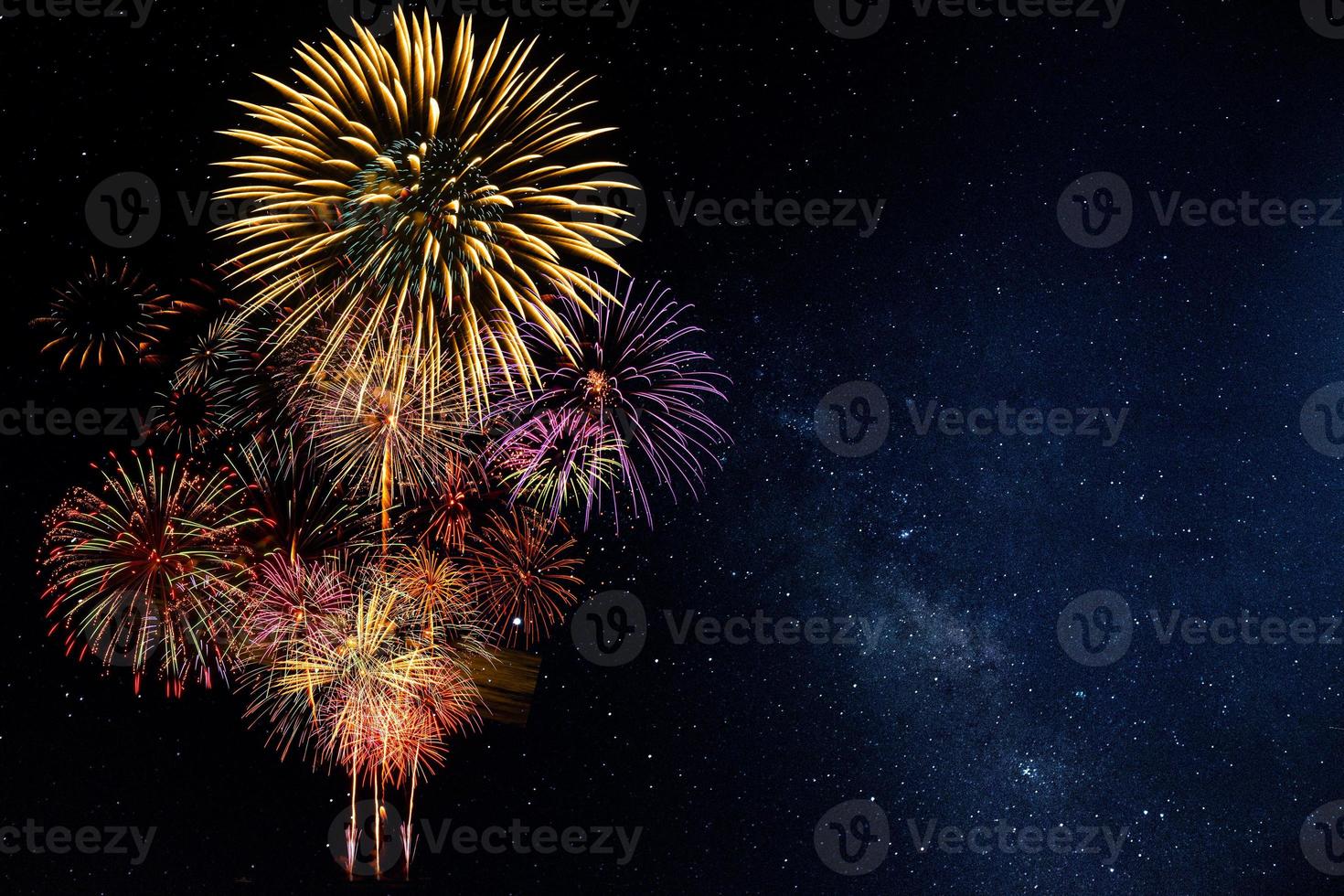 feux d'artifice avec arrière-plan flou de la voie lactée photo