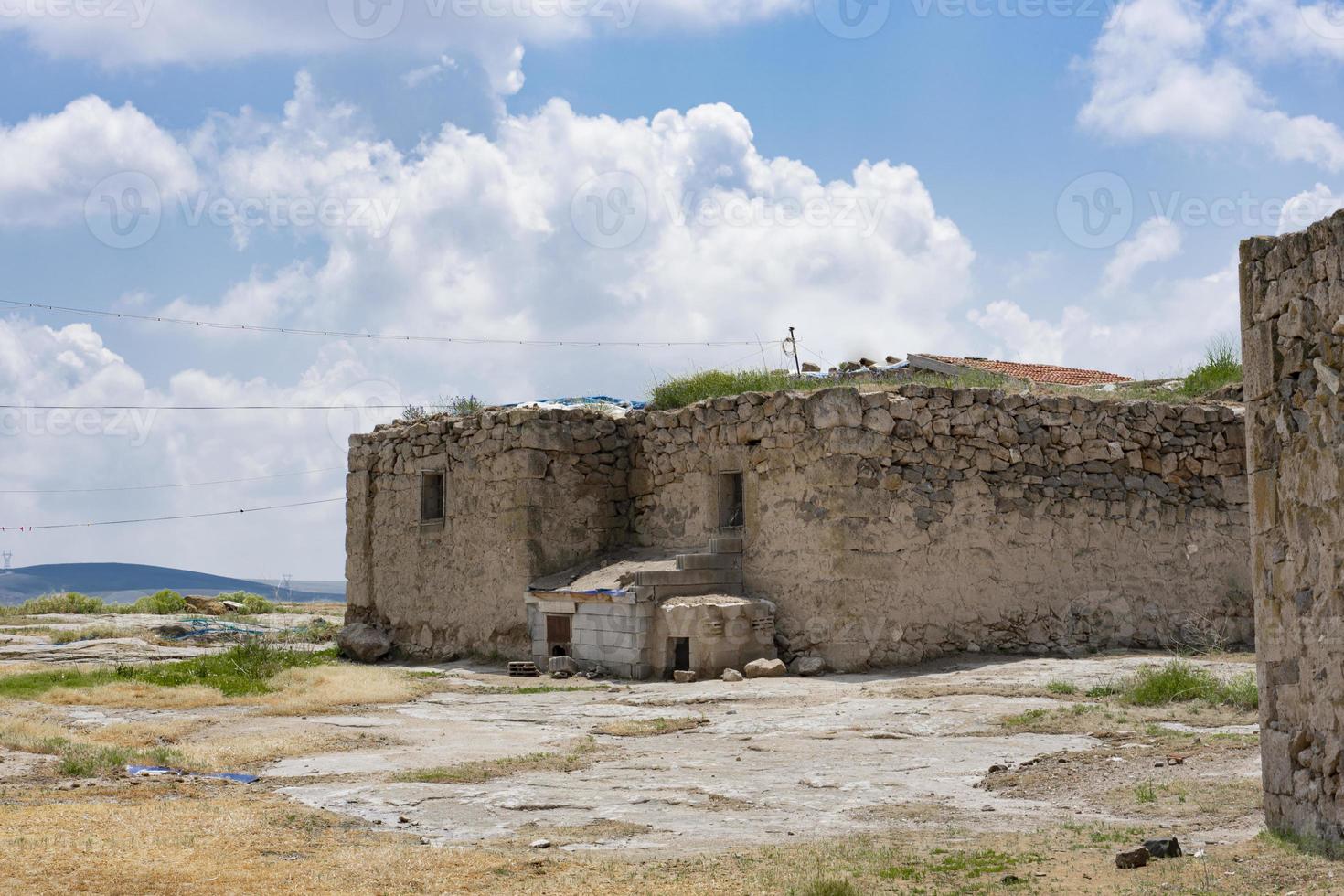 bâtiments anciens en cappadoce au-dessus de la ville souterraine. un bâtiment en maçonnerie en turquie. photo