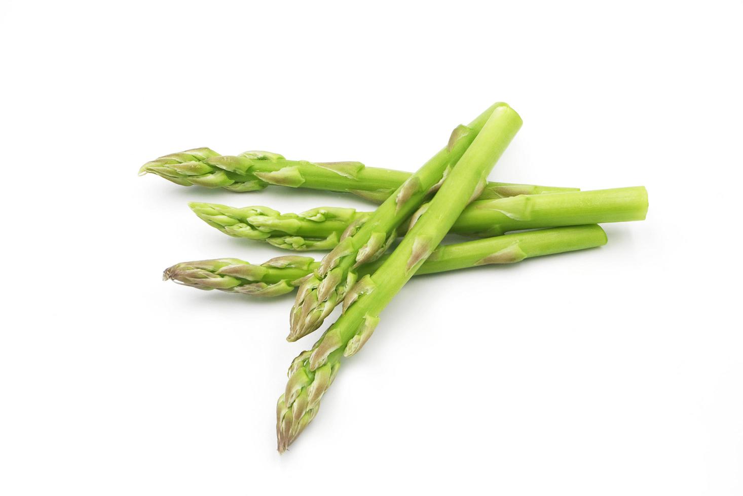 légume d'asperge fraîche isolé sur fond blanc. photo