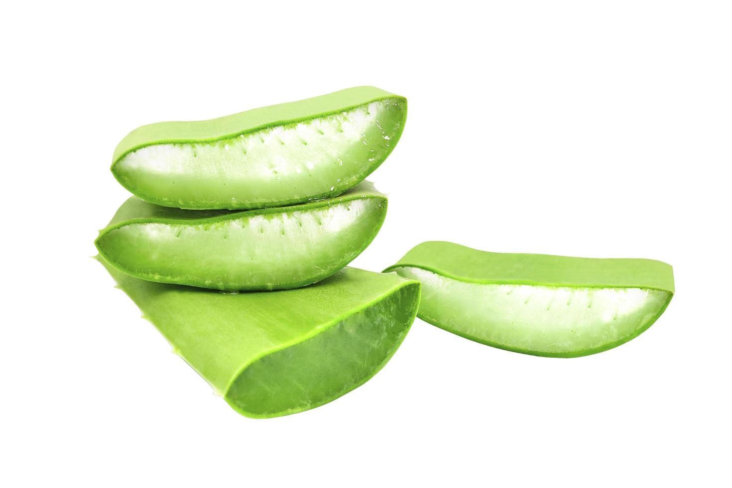 aloe vera frais tranché isolé sur fond blanc avec un tracé de détourage. photo