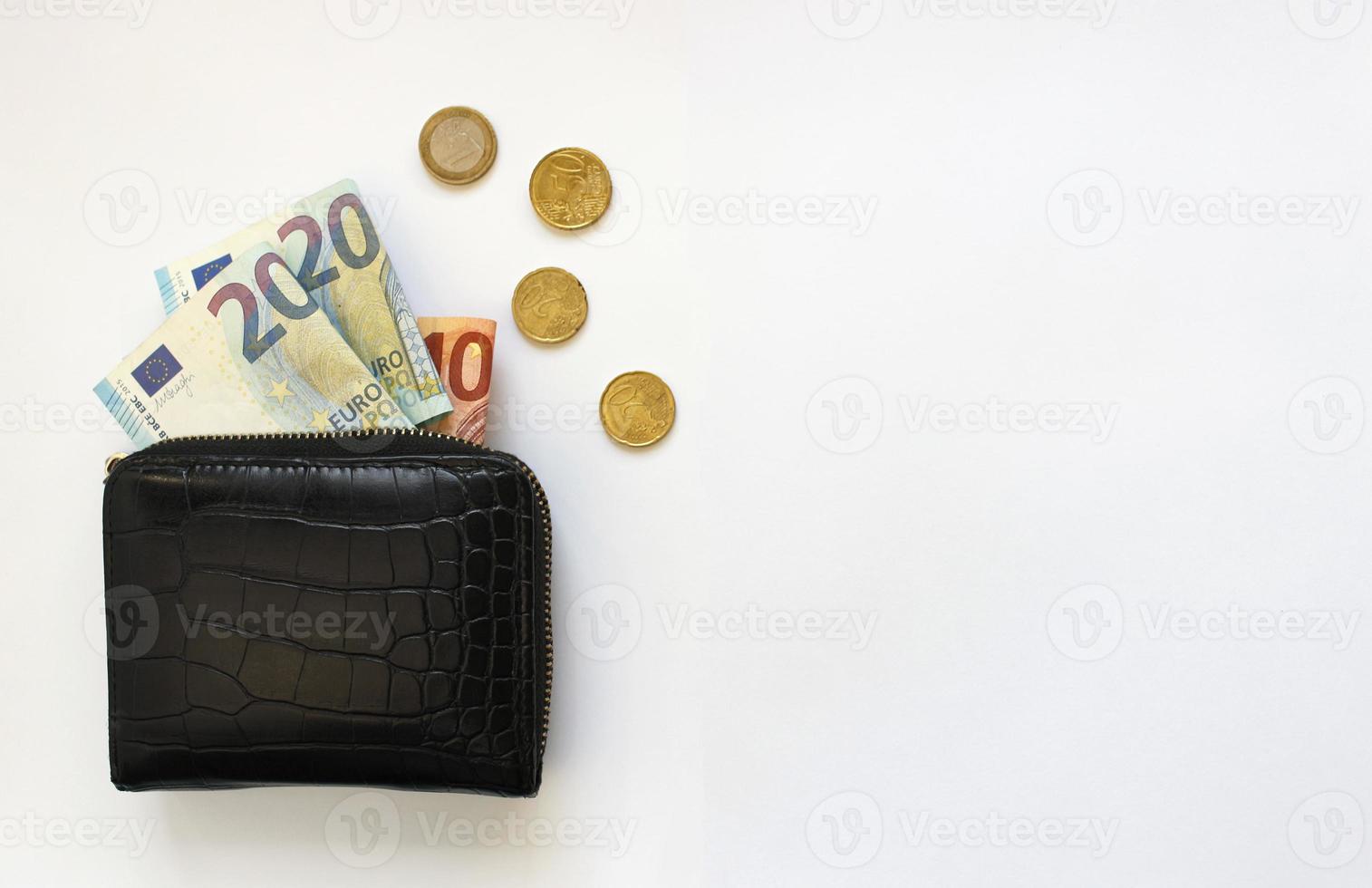 portefeuille et argent en euros. affaires, finance, épargne, concept bancaire. espace de copie. contexte pour les nouvelles économiques. photo