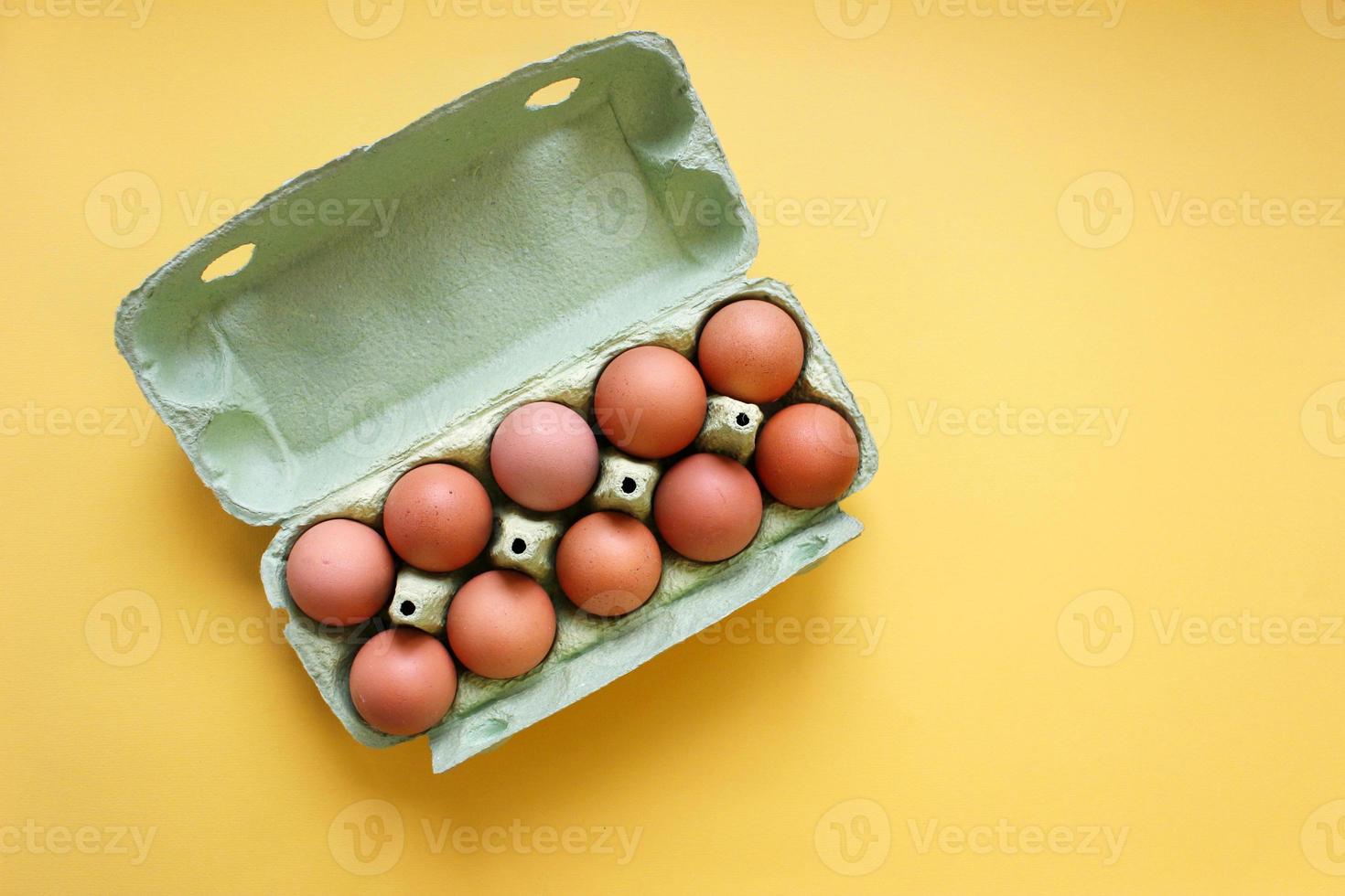 oeufs biologiques dans un plateau de cartons sur fond. mise à plat, vue de dessus photo