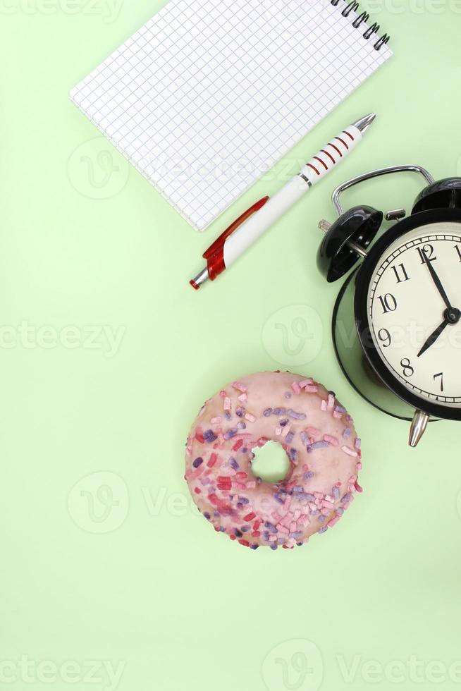 retour à l'école et au concept d'éducation sur le bureau de la table avec un signe de tête vierge. espace de copie, mise à plat, vue de dessus photo