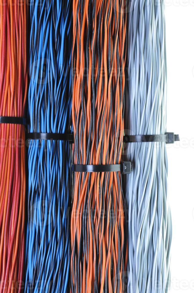 câbles réseau, fils dans les réseaux de télécommunications et informatiques photo