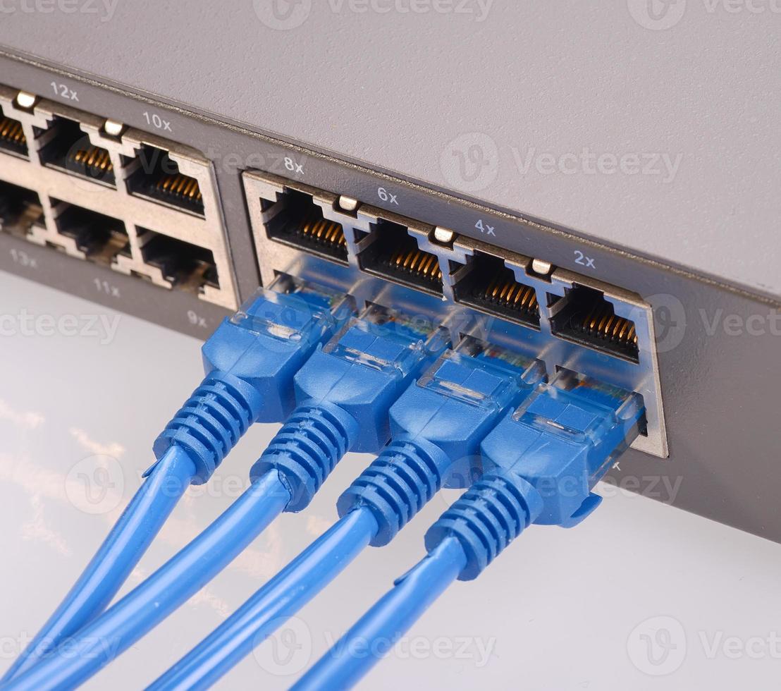 routeurs avec des câbles réseau bleus photo