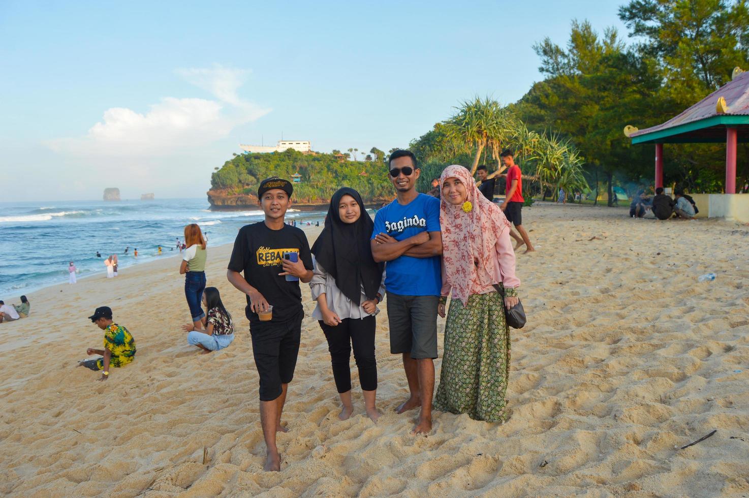 malang, indonésie, 2022 - ambiance de plage avec des personnes rencontrant des photos pendant les vacances de l'aïd al-fitr après la pandémie de 2022 sur la côte de goa chine, malang
