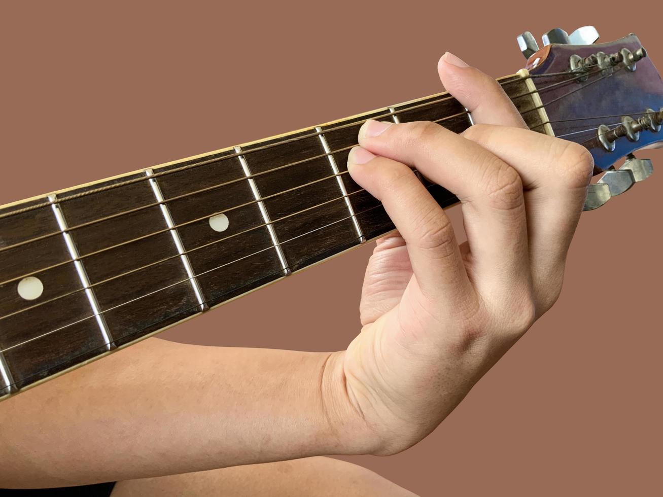 doigts et main isolés qui jouent de la guitare avec des chemins de détourage. photo