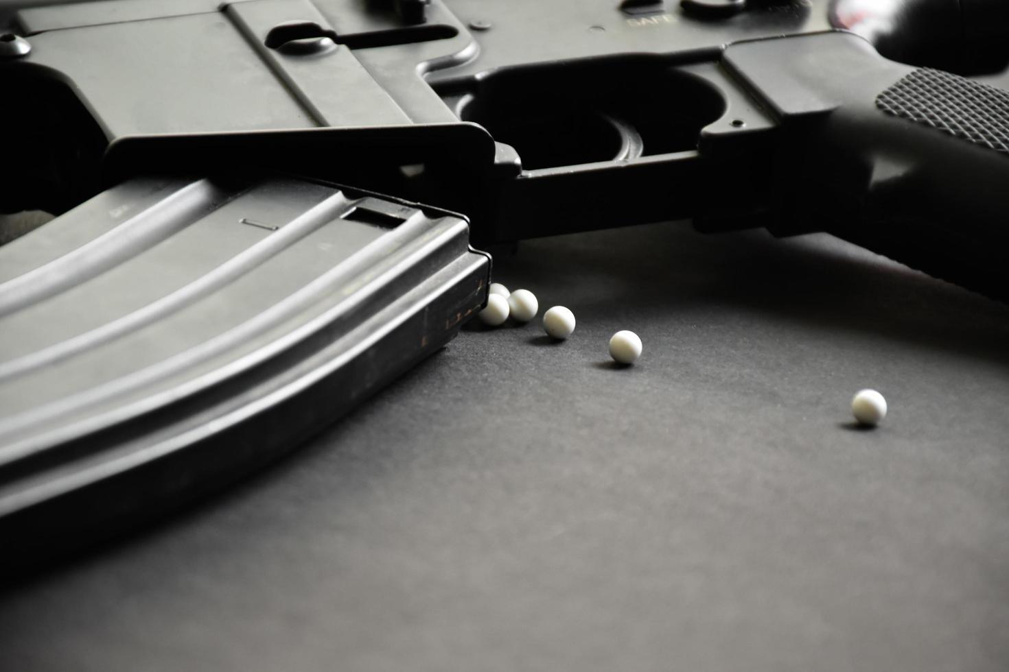 gros plan de balles en plastique blanc de pistolet airsoft ou de pistolet bb sur parquet, mise au point douce et sélective sur les balles blanches. photo