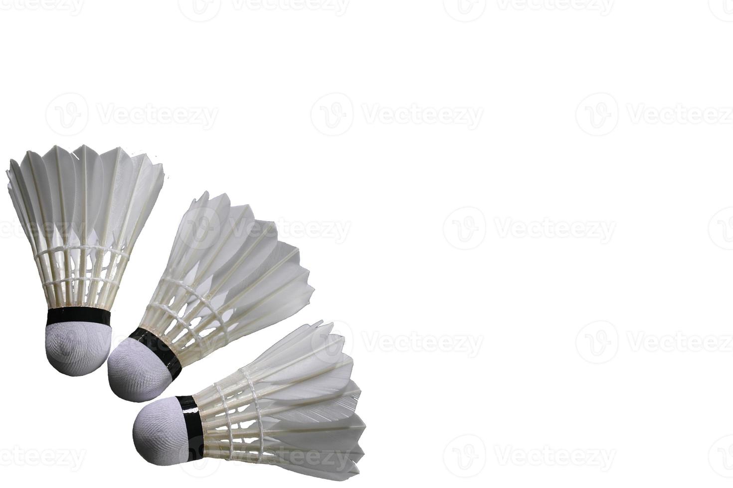 volants de plumes de badminton isolés avec chemins de détourage. photo