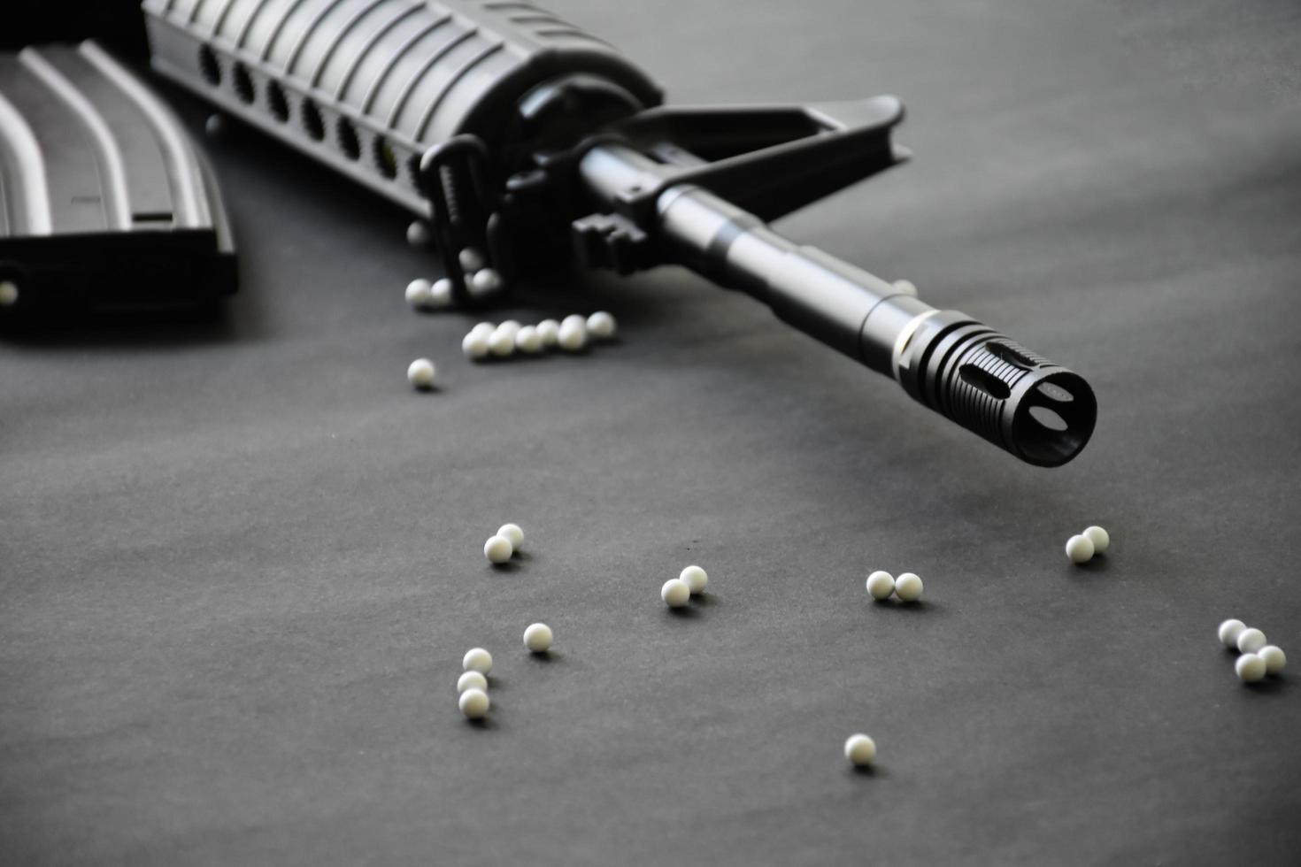 gros plan de balles en plastique blanc de pistolet airsoft ou de pistolet bb sur parquet, mise au point douce et sélective sur les balles blanches. photo