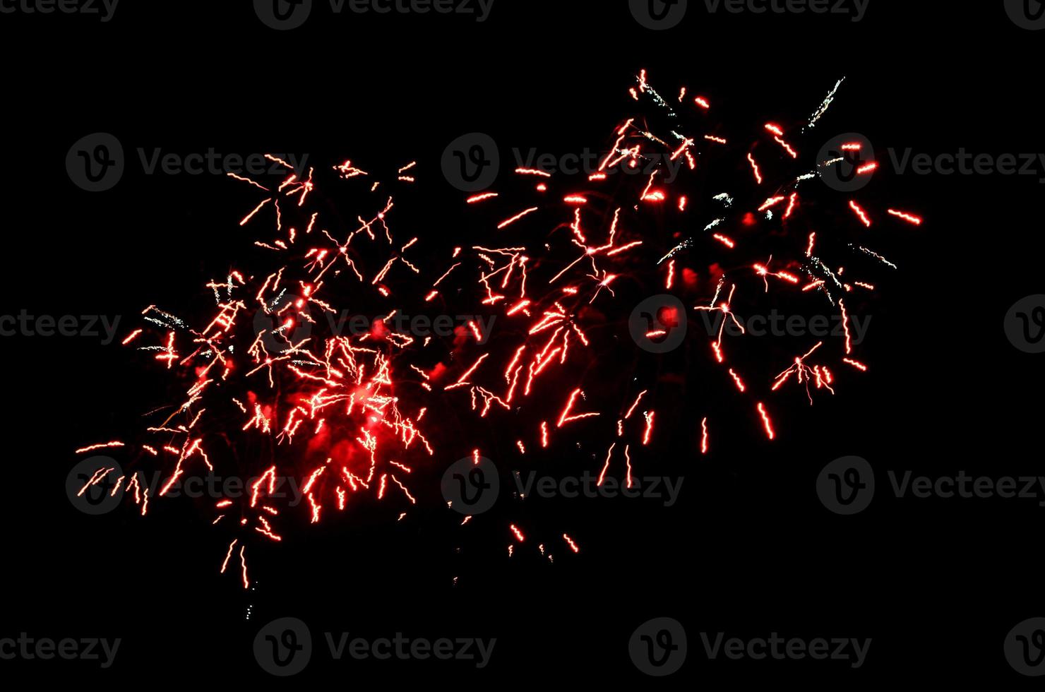 étincelles rouges de feux d'artifice dans le ciel nocturne photo