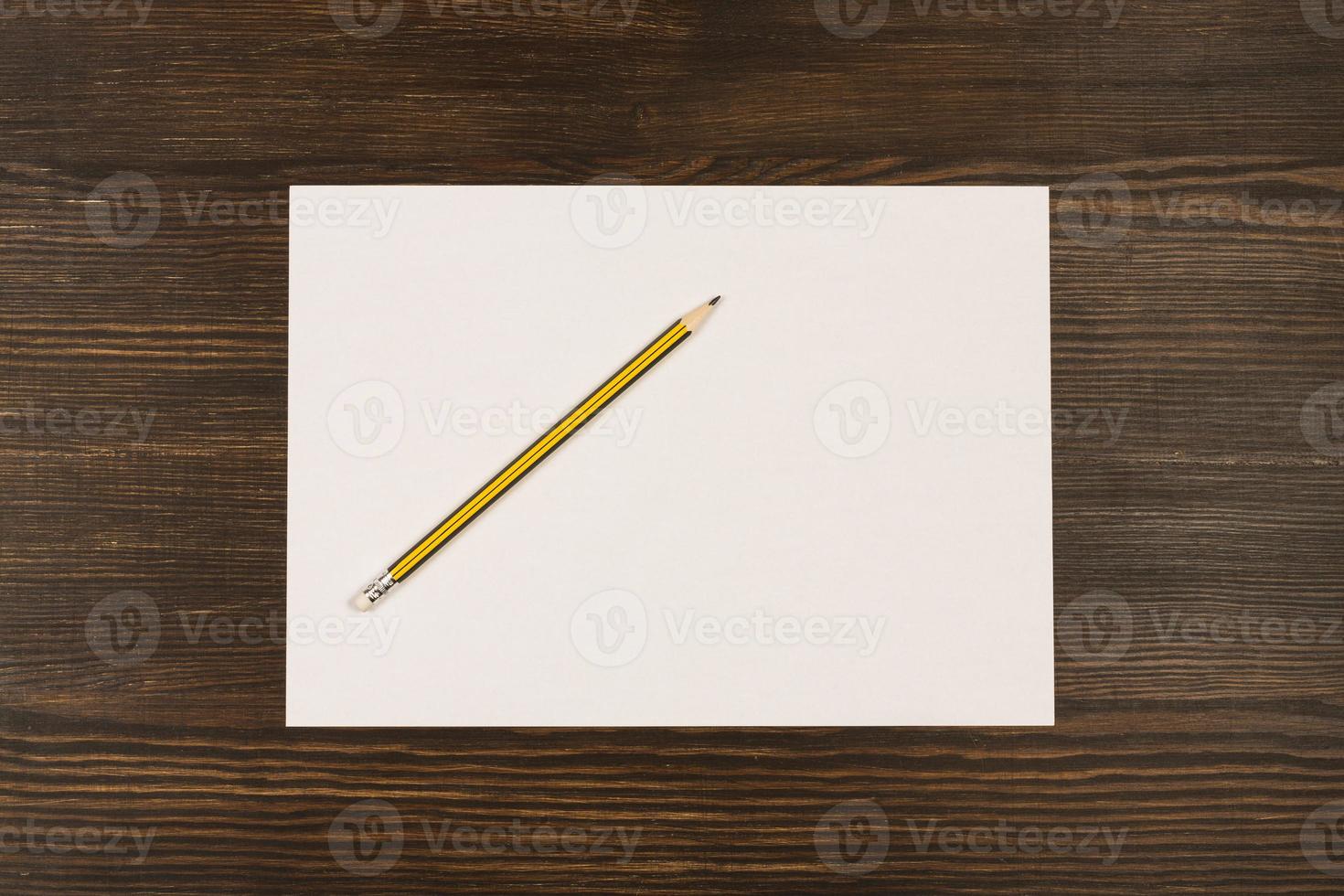 carte blanche sur un bureau en bois 892783 Photo de stock chez Vecteezy